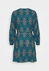 Türkises Kleid mit detailliertem Paisley-Muster, langen Ärmeln und tailliertem Schnitt. Der Stoff hat eine glatte Textur.