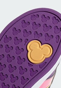 Fioletowa gumowa podeszwa buta z fakturowanym wzorem Myszki Miki i żółtym emblematem Myszki Miki. Zawiera białą środkową podeszwę.