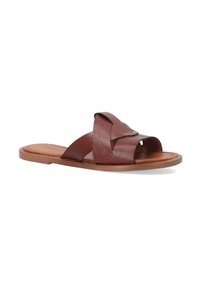 Bruine leren slipper met een kruisbandontwerp, open teen en een platte rubberen zool met subtiele stiksels.