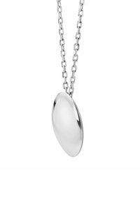 Srebrny naszyjnik z zawieszką w kształcie owalu, z polerowaną przednią powierzchnią, przymocowany do łańcuszka z prostokątnymi ogniwami.