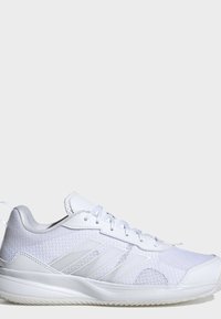 Scarpa sportiva bianca con tomaia in mesh, tre strisce sottili sul lato, chiusura con lacci e suola imbottita.