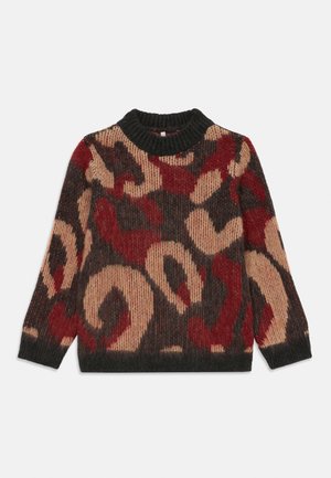 Pull en tricot avec un col noir haut, orné d'un motif de tourbillons rouges et beiges sur un fond foncé. Texture côtelée sur l'ensemble.
