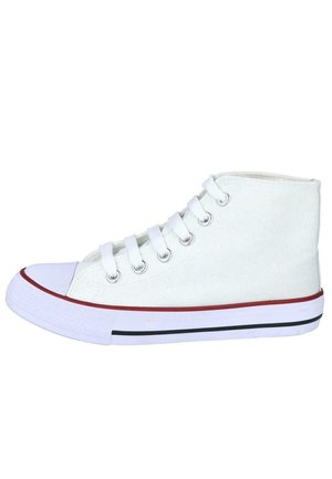 Zapatilla alta de lona en blanco, con ojales metálicos, suela de goma blanca, rayas laterales rojas y negras, y punta redondeada.