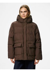 Burgundas polsterēts mētelis ar augstu apkakli un kapuci. Tam ir divas priekšējās kabatas un izšuvuma dizains, lai pievienotu tekstūru.