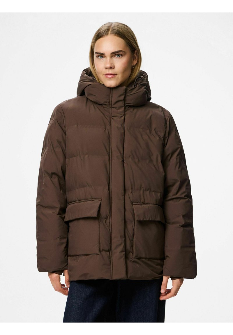 Smeđa podstavljena jakna s visokim ovratnikom i kapuljačom. Sadrži dva prednja džepa i kotaljasti uzorak koji dodaje teksturu.