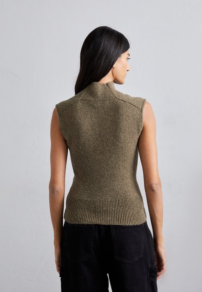 Olivenfarbener ärmelloser Strickpullover mit hohem Kragen, geripptem Saum und strukturiertem Stoff. Die Rückansicht zeigt das figurbetonte Design und die klaren Linien.