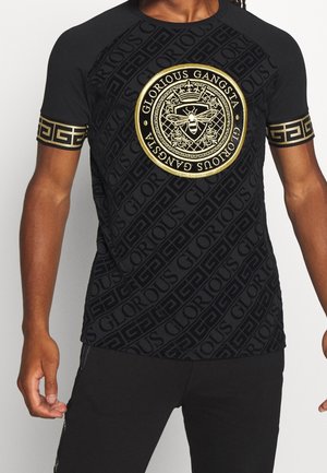 Schwarzes Kurzarmhemd mit goldenen griechischen Schlüsselmuster auf den Ärmeln und einem zentralen goldenen Emblem mit einer gekrönten Biene und dem Text "Glorious Gangsta".