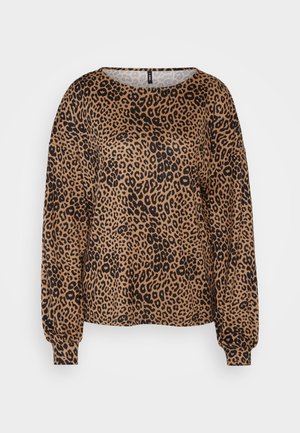 Rjava pulover z dolgimi rokavi, ki ima črn leopardji vzorec, širok izrez in elastiko na manšetah. Mehka, teksturirana tkanina z sproščenim krojem.