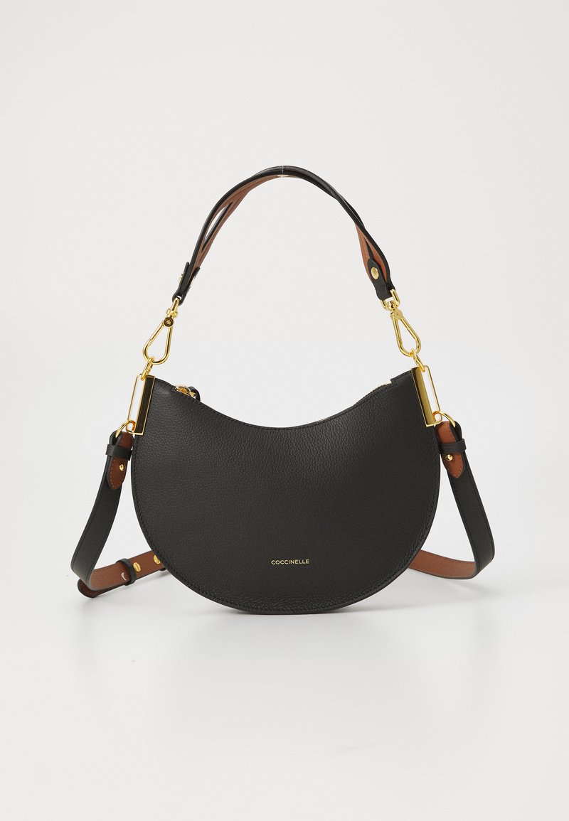 Sac à main en cuir noir de forme semi-circulaire, avec des accents bruns et des accessoires dorés. Il dispose d'une bandoulière réglable.