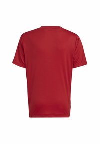 Camiseta corta de manga roja y cuello redondo, vista desde la parte posterior sobre un fondo blanco.