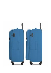 Deux valises souples bleues avec poignées télescopiques et quatre roues, présentées côte à côte sur un fond blanc.