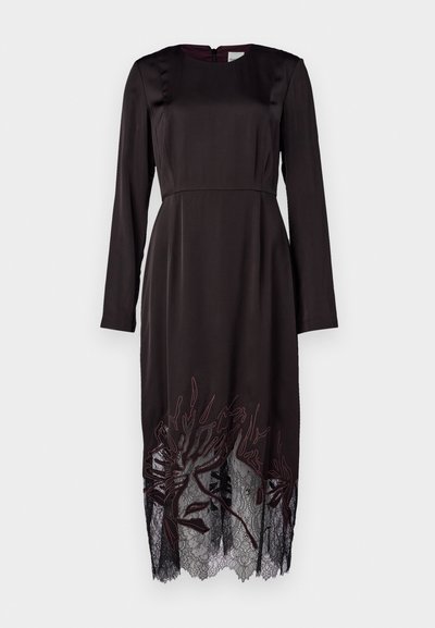 Mustmust kattega, millel on pikad varrukad, ümmargune kaelus, tikitud lilleline pitsääre ja seljalt tõmmatav lukk. Sile tekstuur, keha kohandav siluett, põlve pikkus.