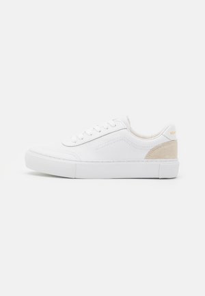 Sneakers - white