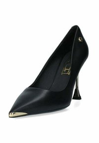 Pump nera con tacco alto realizzata in materiale liscio, caratterizzata da una punta affilata e un accento dorato metallico sulla punta con un tacco sottile.