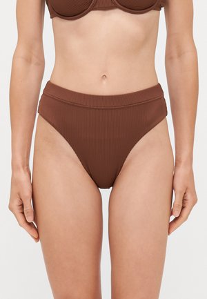 Hnedé rebrované bikiny s vysokým pásom so hladkým povrchom a zvýrazneným pásom. Strih navrhnutý na dosiahnutie vzhľadu vysokých nohavičiek.