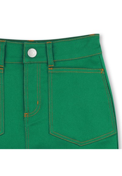 Jean en denim vert avec taille haute, coutures oranges et fermeture à bouton en métal, dotés de deux poches arrière dans un design classique.