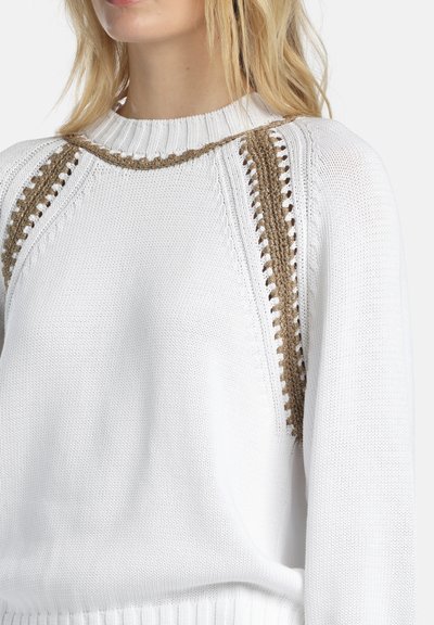 Pulover alb tricotat cu un model texturat, decolteu rotund și cusături decorative maro de-a lungul umerilor. Detaliu cu tiv striat.