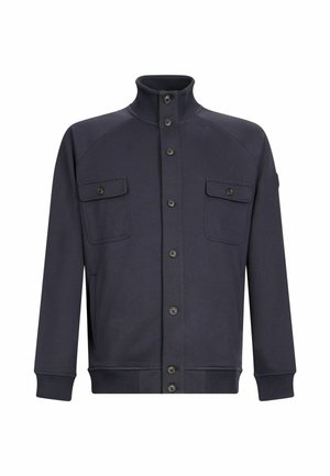 Chaqueta de forro polar azul marino con cuello alto, cierre de botones y dos bolsillos en el pecho. Presenta puños y dobladillo acanalados, con una textura de tela suave.