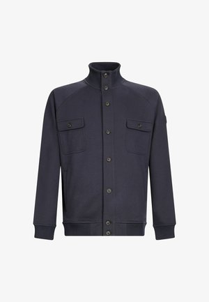 Chaqueta de forro polar azul marino con cuello alto, cierre de botones y dos bolsillos en el pecho. Presenta puños y dobladillo acanalados, con una textura de tela suave.