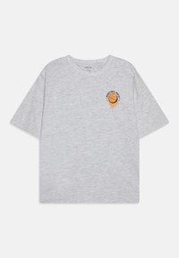 Camiseta de algodón gris de manga corta con cuello redondo y un diseño impreso de un balón de baloncesto con llamas y texto en el lado izquierdo del pecho.