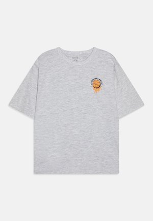 Camiseta de algodón gris de manga corta con cuello redondo y un diseño impreso de un balón de baloncesto con llamas y texto en el lado izquierdo del pecho.