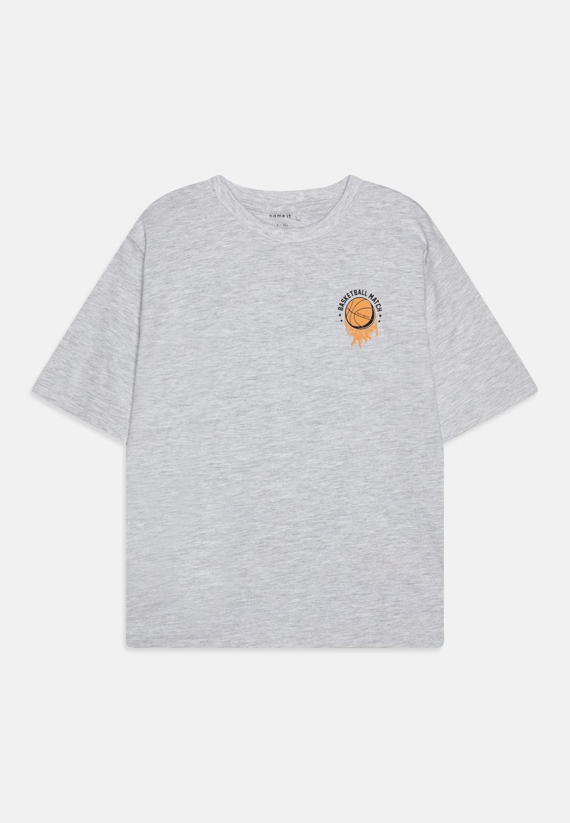Camiseta de algodón gris de manga corta con cuello redondo y un diseño impreso de un balón de baloncesto con llamas y texto en el lado izquierdo del pecho.