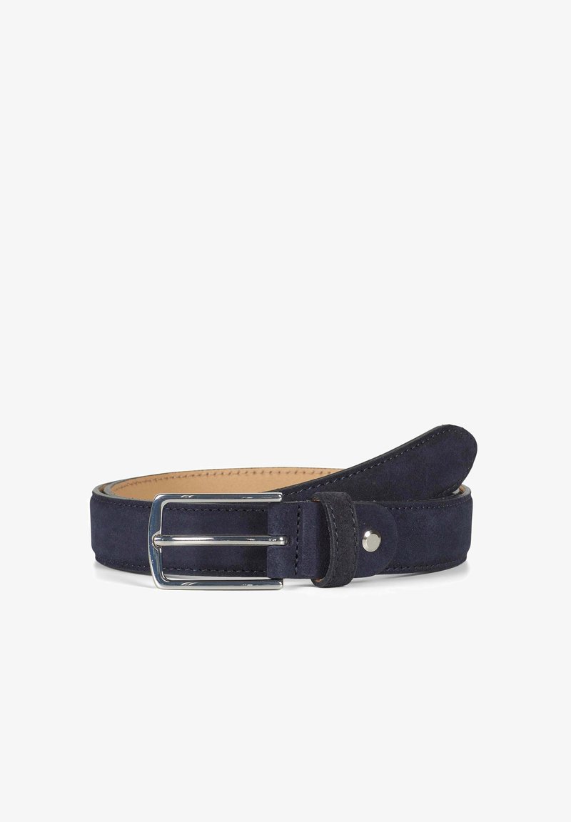 Mørkeblå semsket lærbelte med sølvmetallspenne, glatt tekstur og kontrasterende lys innvendig fòr. Justerbart med flere hull for passform.