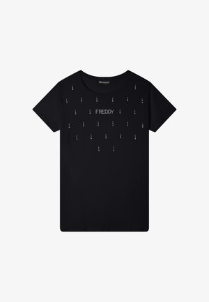 Camiseta de algodón negra con cuello redondo, mangas cortas y un diseño frontal de puntos plateados con el texto "FREDDY" en el centro.