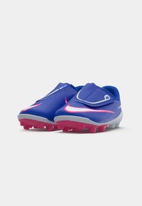 Et par blå fodboldstøvler med lyserøde stropper, hvid Nike swoosh og en velcrolukning på en hvid baggrund.