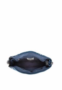 Borsetta blu con zip aperta per mostrare l'interno scuro con una piccola tasca con zip e l'etichetta "JOOP! JEANS" all'interno.