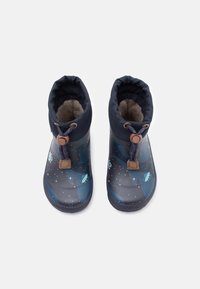 Bottes étanches bleu foncé avec une doublure grise douce, présentant un motif spatial de étoiles et de planètes, et une fermeture à tirage réglable.