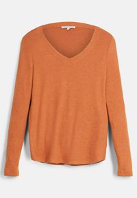 Sweter z dekoltem w kształcie litery V, z długim rękawem, wykonany z strukturalnego materiału w palecie spalonej pomarańczy, o luźnym kroju i lekko zaokrąglonym dolnym wykończeniu.