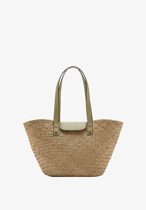 Tkaná slamienková taška s dvoma olivovo zelenými držadlami, zapínaním na sponu a obdĺžnikovým príveskom na vrchu.