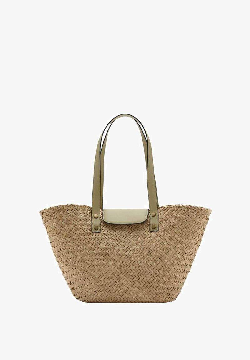 Tkaná slamienková taška s dvoma olivovo zelenými držadlami, zapínaním na sponu a obdĺžnikovým príveskom na vrchu.