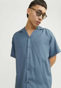 Jack & Jones JPRCCAARON RESORT - Marškiniai - captains blue