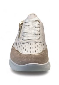 Sneaker bianco in pelle perforata con accenti in suede beige, lacci piatti bianchi e zip laterale. Presenta una punta arrotondata e suola in gomma grigia.