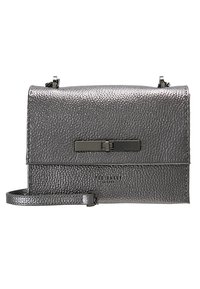 Srebrna skórzana torebka na ramię z teksturą, z klapką zamykaną na zatrzask, ozdobiona metalicznym elementem i odpinanym paskiem.