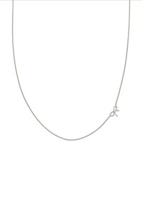 Sølvsnorhalskæde med en delikat bueformet vedhæng med en lille dekoration, glat overflade og et raffineret, minimalistisk design.