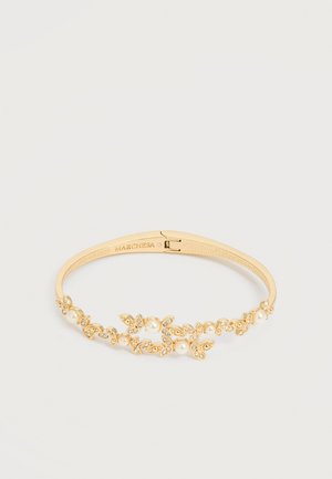 Zapestnica v zlati barvi s cvetličnimi okraski iz biserov in kristalov, opremljena z zaponko na tečajih ter notranjo oznako Marchesa.