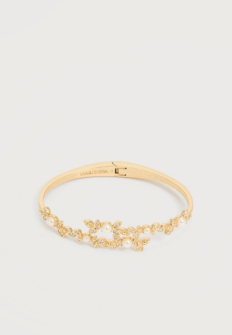 Βραχιόλι μπάνγκελ σε χρυσό τόνο με λουλουδένια διακοσμητικά από πέρλες και κρύσταλλα, με κούμπωμα με μεντεσέ και την επωνυμία Marchesa εσωτερικά.