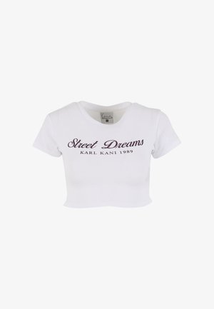 Tricou alb scurt din bumbac. Are gât rotund și mâneci scurte, cu inscripțiile „Street Dreams” și „KARL KANI 1989” imprimate în violet închis.