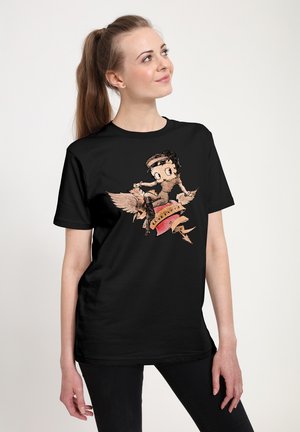 Sort bomulds t-shirt med et vintage-inspireret grafisk design af en karakter med vinger på et banner, der står "Mod".