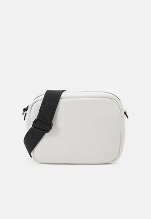 Rechthoekige witte crossbodytas met afgeronde hoeken en een verstelbare brede zwarte band, afgebeeld tegen een witte achtergrond.