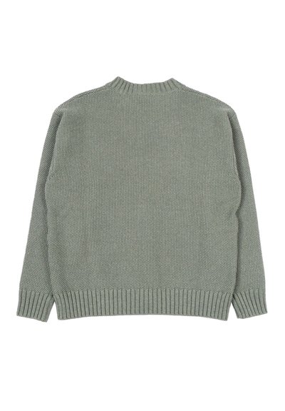 Maglione lavorato a maglia grigio-verde chiaro con polsini, orlo e scollatura a costine, mostrato piatto da dietro.
