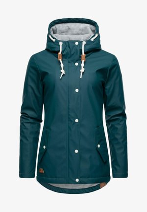 Tealfärgad vattentät jacka med huva, vita dragsnören, tryckknappar och mjuk grå foder. Har två framfickor och en rundad nederkant.