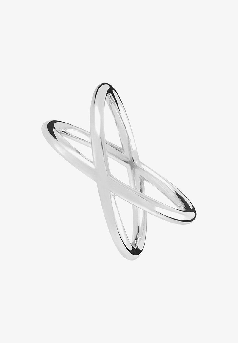 Anillo de plata con bandas entrelazadas y suaves que forman un diseño abstracto. Acabado de alto pulido con una estética minimalista y moderna.