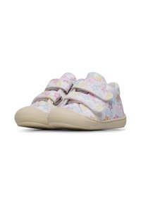 Scarpe con chiusura in velcro, dotate di una tomaia in tela bianca con motivi di stelle pastello, punte arrotondate e suole in gomma testurizzata.