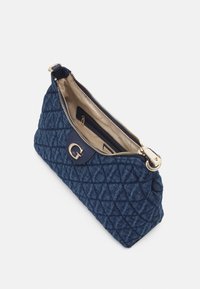 Borsa a tracolla in tessuto trapuntato blu navy con zip e hardware dorati, caratterizzata da un accento con logo. L'interno include una tasca con zip e una fodera beige.