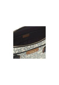 Bolso de tela con un exterior estampado en azul y blanco, acentos de cuero marrón y cierre de cremallera. Interior forrado con un bolsillo.