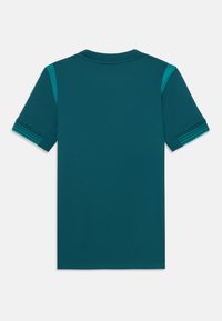 Temno teal športna majica s kratkimi rokavi, ki ima subtilno teksturo, kontrastne turkizne akcenta na ramenskem delu in črtasto obrobo na rokavih.
